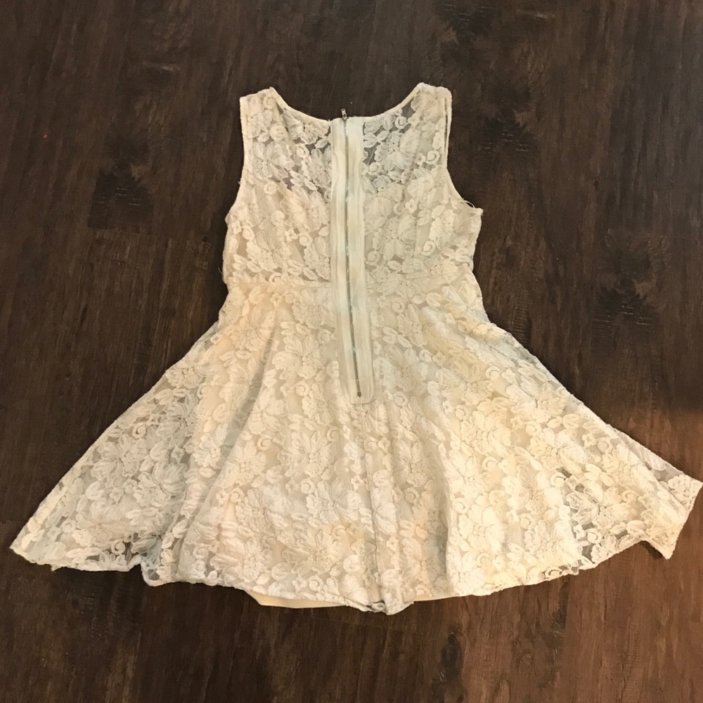 PEACH | White Lace Embroidered Dress | Size M - Picture 2 of 6